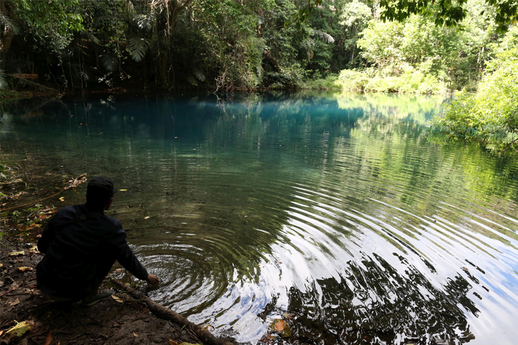 Pesona danau Laputi yang masih kental dengan hal mistis. (FOTO: KOMPAS/TOTOK WIJAYANTO)
