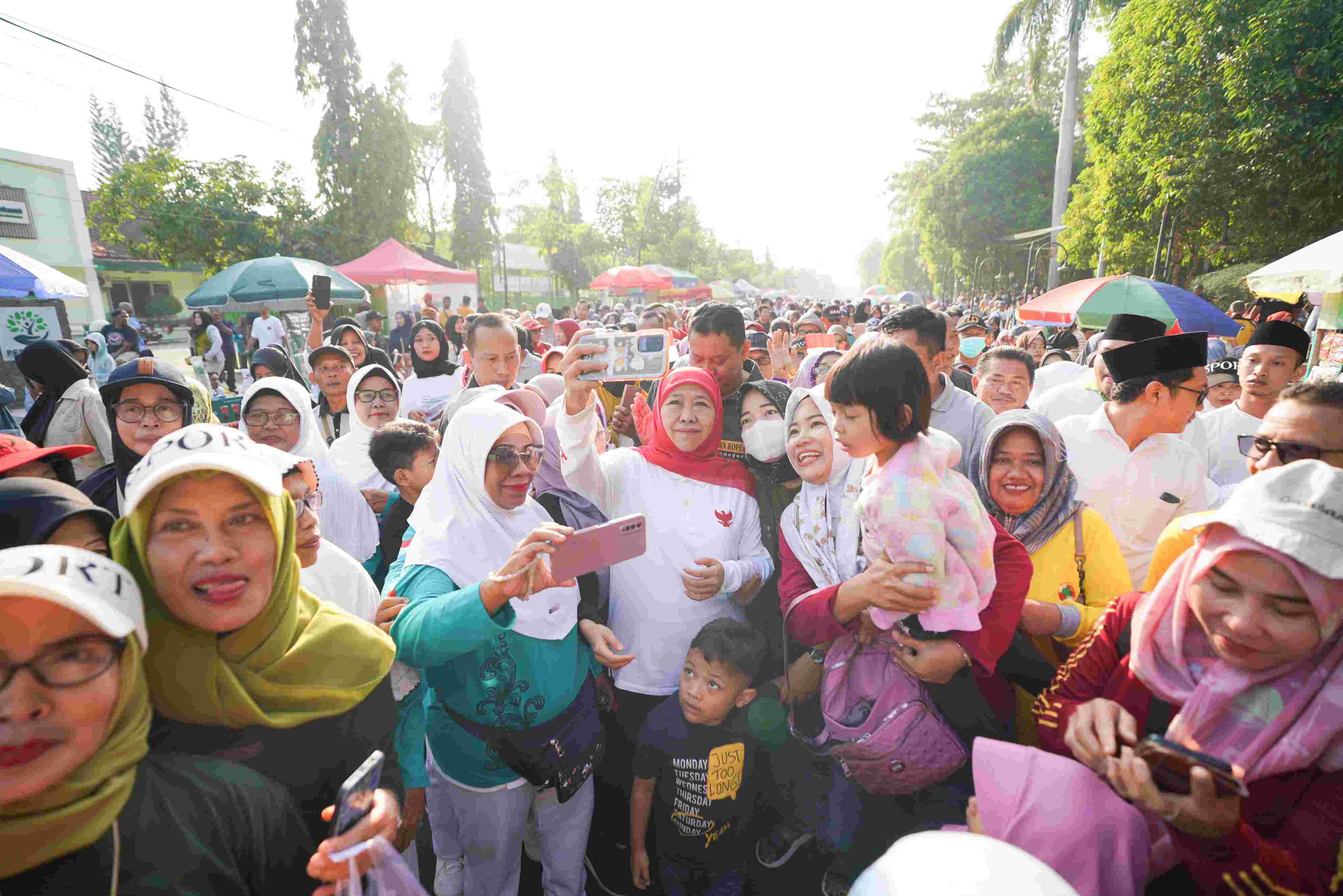 Ketum Muslimat NU Hj Khofifah bersama puluhan ribu warga jalan sehat di Bojonegoro. (Foto: TI PHOTO NETWORK)