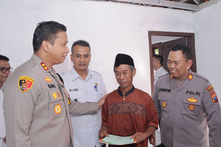 Kapolres Kediri, AKBP Bimo Ariyanto S.H., S.I.K, saat menyerahkan secara simbolis selesainya beda rumah milik Mbah Midjan, lansia berumur 73 warga Dusun Tondomulyo Desa Gadungan Kecamatan Puncu, Kabupaten Kediri. (Foto: Humas Polres Kediri)