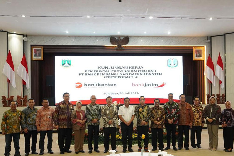 Kunjungan kerja Direksi Bank Banten dan Pemprov Banten di Kantor PT Bank Pembangunan Daerah Jawa Timur Tbk (Bank Jatim), Jumat (26/7/2024). (FOTO; Dok.Humas Bank Jatim)
