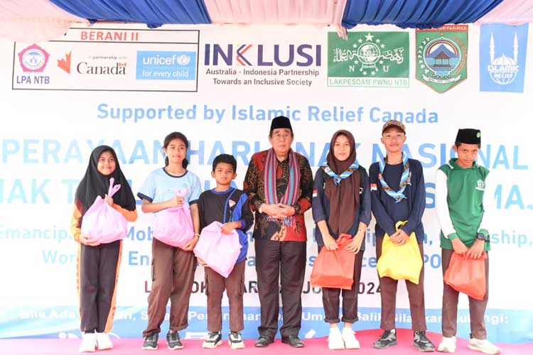Bupati Lombok Utara, Djohan Sjamsu berpose bersama anak-anak pada peringatan HAN di Desa Senaru. (FOTO: Prokopimda untuk TIMES Indonesia)