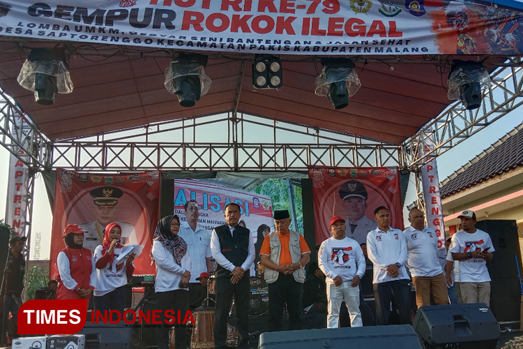 Bupati Malang Sanusi didampingi Kepala Satpol PP Kabupaten Malang saat membuka kegiatan gerak jalan dengan sosialisasi Gempur Rokok ilegal, Minggu, (28/7/2024) di Balai Desa Saptorenggo Pakis Kabupaten Malang.
