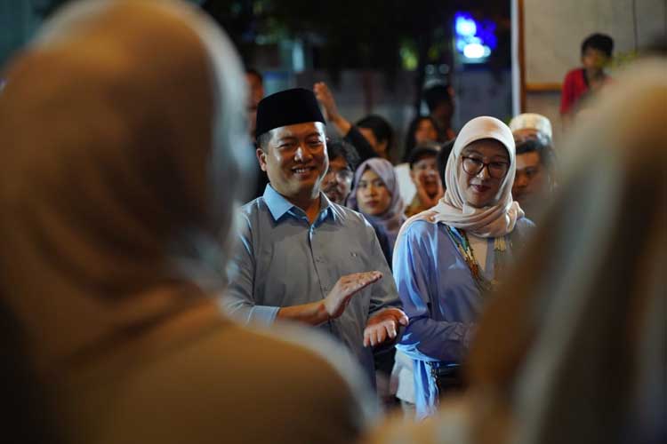 Calon Gubernur NTB, Lalu Muhammad Iqbal bersama istri dikerumuni anak-anak muda pada peresmian posko pemenangan di Mataram. (Foto: Edi untuk TIMES Indonesia)