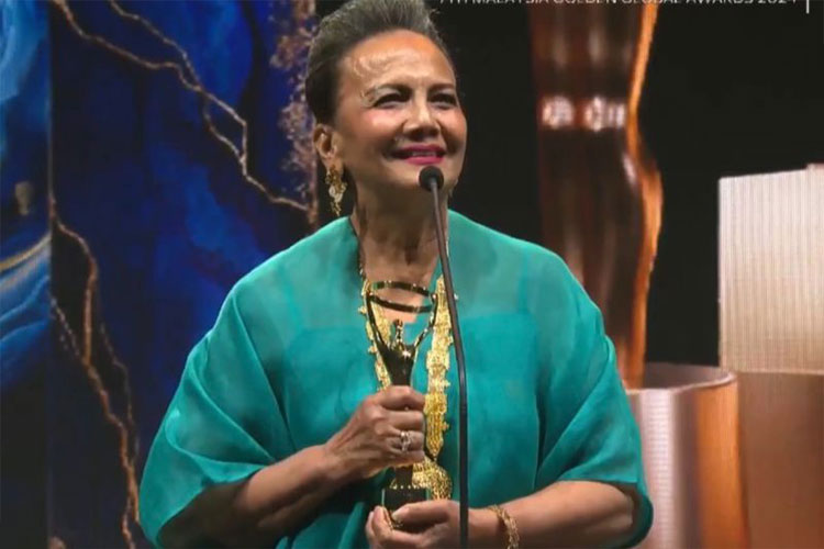 Christine Hakim menerima penghargaan Lifetime Achievement Award di Malaysia Golden Globe Award (MGGA) 2024 di Kuala Lumpur, Sabtu (27/7/2024). (Foto: ANTARA/Virna P Setyorini)