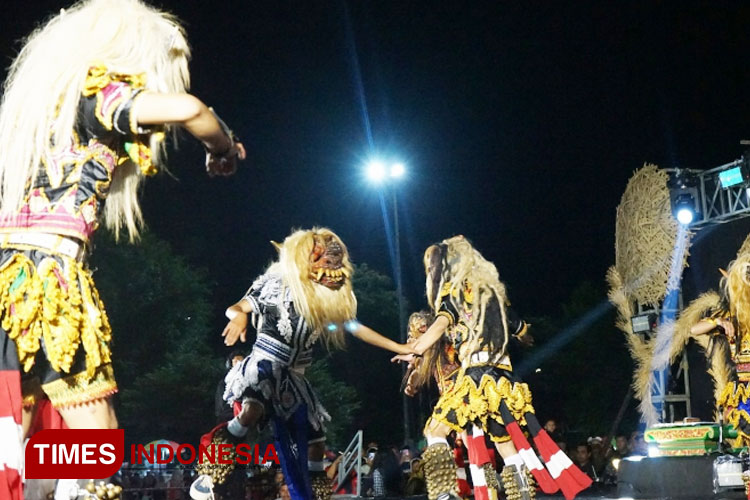 Penampilan duta seni Culture Heritage Festival tahun 2024 di alun alun Banjarnegara. (FOTO: Kominfo Banjanegara for TIMES Indonesia)