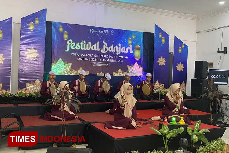 Penampilan salah satu perserta Festival Banjari Extravaganza yang Diikuti oleh 45 Grup Al-Banjari se-Jawa Timur di Green Red Hotel Syariah Jombang, Minggu (28/7/2024). (FOTO: Rohmadi/TIMES Indonesia)