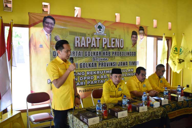 Ketua Partai Golkar Kabupaten Probolinggo, Oka Mahendra Jati Kusuma (pegang mic) dalam rapat pleno partai, 27 Juli 2024 (Foto: Ibnu for TIMES Indonesia)