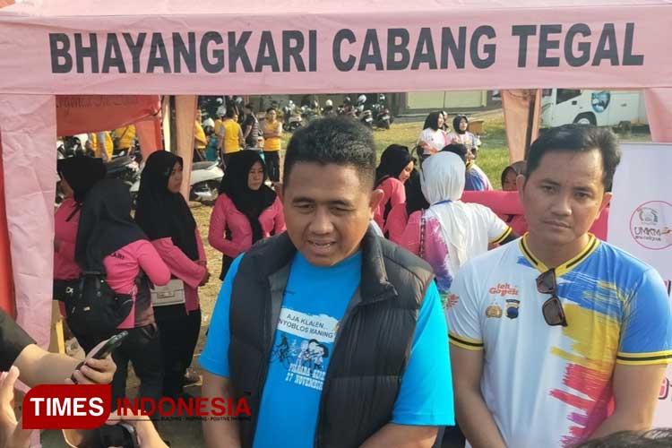 Kapolres Tegal AKBP Andi Mohammad Indra Waspada didampingi Wakapolres Tegal dalam FUN Bike dan Tesla Color Run 5K Kolaborasi Polres Tegal dan KPU Kabupaten Tegal, Minggu 28 Juli 2024. (Foto: Cahyo Nugroho for TIMES Indonesia)