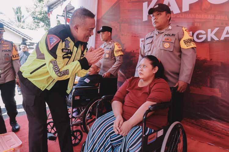Kapolda Jatim Irjen Pol Drs. Imam Sugianto M. Si. Saat menyerahkan bantuan sosial kepada masyarakat dan kalangan difabel (FOTO: dok Humas Polda Jatim)