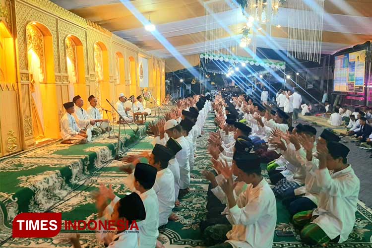 Kegiatan doa bersama sebagai salah satu kegiatan dalam Haul Desa Yosowilangun Kecamatan Manyar Gresik. (Foto: Akmal/TIMES Indonesia)