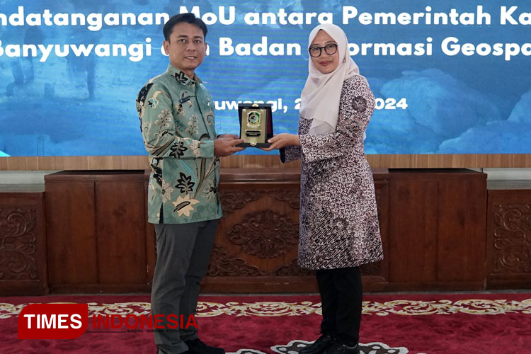 Kepala BIG Prof. Muhammad Aris Marfai bersama Bupati Banyuwangi Ipuk Fiestiandani Azwar Anas menandatangani kerjasama integrasi layanan Satu Peta (Foto: Humas Pemkab for TIMES Indonesia)