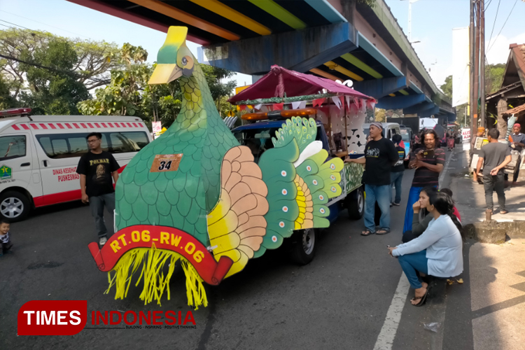 Salah satu peserta Kirab Budaya dan Karnaval Kelurahan Polowijen, Kecamatan Blimbing, Kota Malang.(FOTO: Widodo Irianto/TIMES Indonesia).