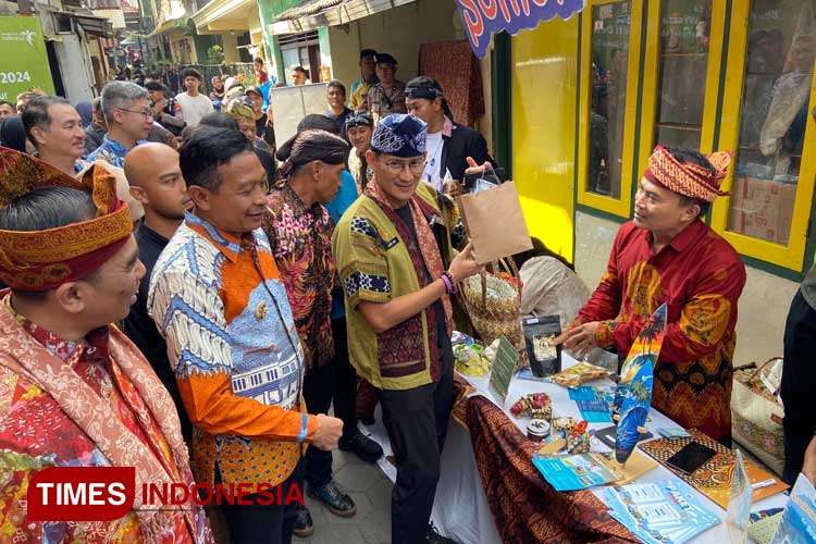 Menparekraf RI, Sandiaga Uno didampingi Pj Wali Kota Malang, Wahyu Hidayat saat berkeliling Kampung Kayutangan Heritage. (Foto: Rizky Kurniawan Pratama/TIMES Indonesia)