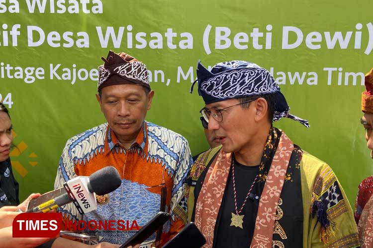 Menparekraf RI, Sandiaga Uno didampingi Pj Wali Kota Malang saat ditemui awak media di Kampung Kayutangan Heritage. (Foto: Rizky Kurniawan Pratama/TIMES Indonesia)
