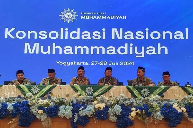 Ketum Muhammadiyah Haedar Nashir bersama Menko PMK Muhadjir Effendy beserta jajaran PP Muhammadiyah. (FOTO: Muhammadiyah)