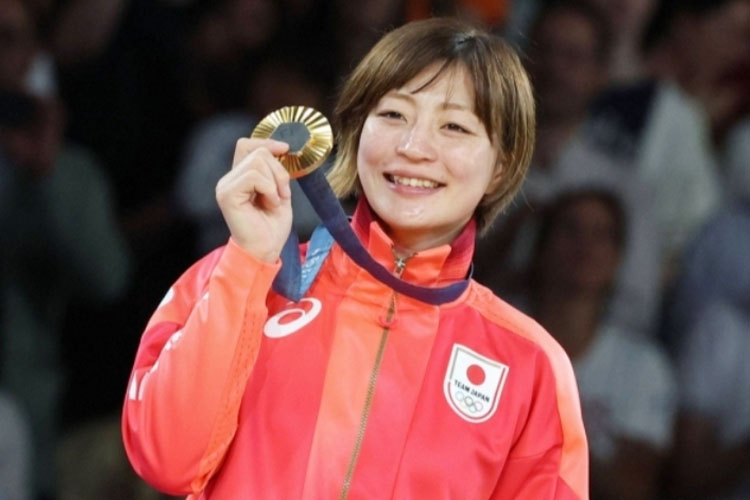 Peraih medali emas tim Jepang, Natsumi Tsunoda dari judo divisi putri di bawah 48 kg. (FOTO: The Japan Times)