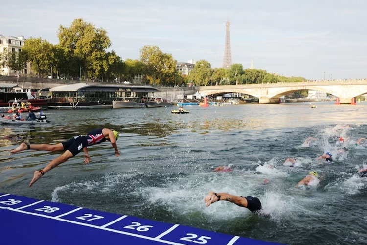 Olimpiade Paris 2024 menyelenggarakan acara uji triatlon untuk Olimpiade - Paris di Sungai Seine. (FOTO: Reuters)