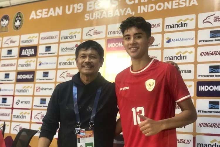 Pelatih Timnas Indonesia U-19 Indra Sjafri bersama pemainnya Welber Jardim pada sesi jumpa pers setelah kemenangan melawan Malaysia U-19 pada laga semifinal Piala AFF U-19. (FOTO: ANTARA/Zaro Ezza Syachniar)