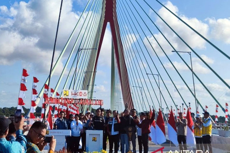 Presiden Joko Widodo (Jokowi) meresmikan Jembatan Pulau Balang di Kabupaten Penajam Paser Utara, Kalimantan Timur, Minggu (28/7/2024). (Foto: ANTARA/Mentari Dwi Gayati)