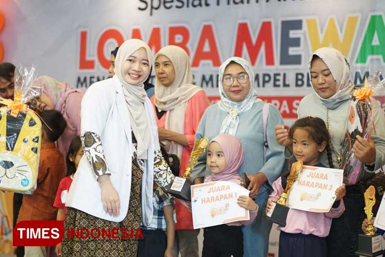 dr. Ralitsa salah satu Dokter di RS Wajak Husada saat memberikan hadiah pemenang lomba mewarnai. (FOTO: AJP TIMES Indonesia)