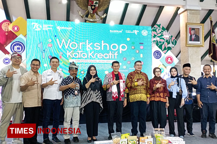 Menparekraf RI Sandiaga Uno didampingi Wakil Bupati Malang, Didik Gatot Subroto dan berbagai pihak terkait usai Workshop Kabupaten/Kota Kreatif Indonesia di Pendopo Agung Kabupaten Malang, Minggu (28/7/2024) (FOTO: Khoirul Amin/TIMES Indonesia)