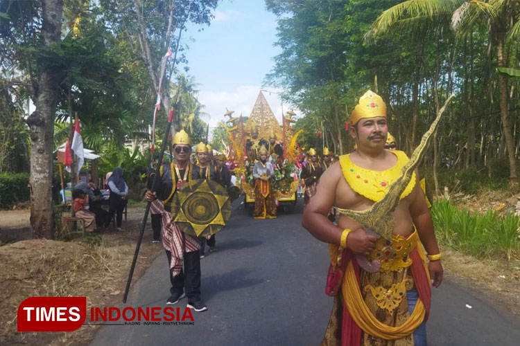 Suasana kirab budaya di Desa Tanjungsari. (FOTO: M. Abdul Basid/TIMES Indonesia)