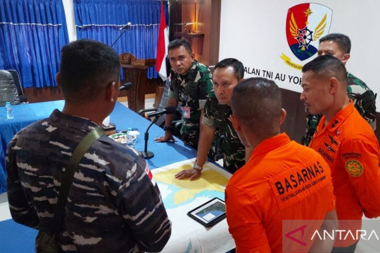 Tim SAR menggelar rapat koordinasi pencarian kapal LCT Citra XX yang hilang kontak dalam perjalanan dari Timika menuju Lokpon, Kabupaten Yahukimo, Dataran Tinggi Provinsi Papua, pada Selasa, 23 Juli 2024. (ANTARA/HO-Basarnas)