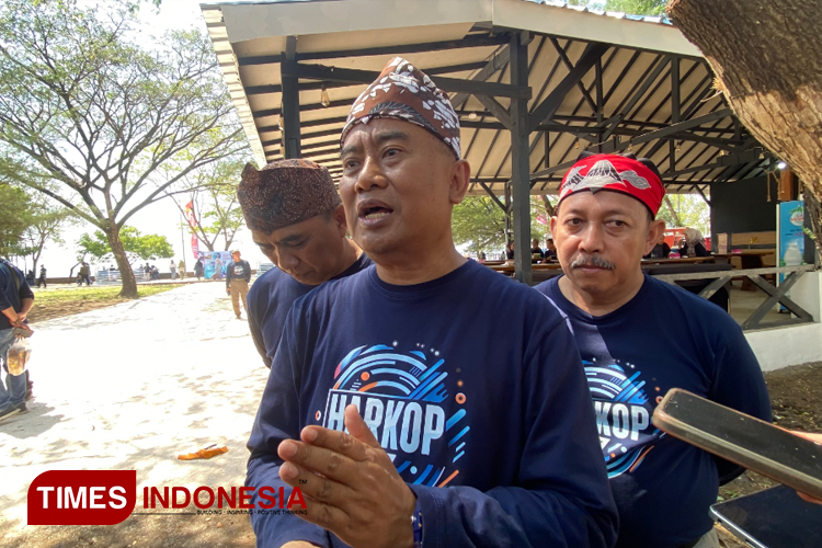 Pj Bupati Probolinggo, Ugas Irwanto saat menghadiri acara Ngobras di wisata Bentar Beach. (Foto: Abdul Jalil/TIMES Indonesia)