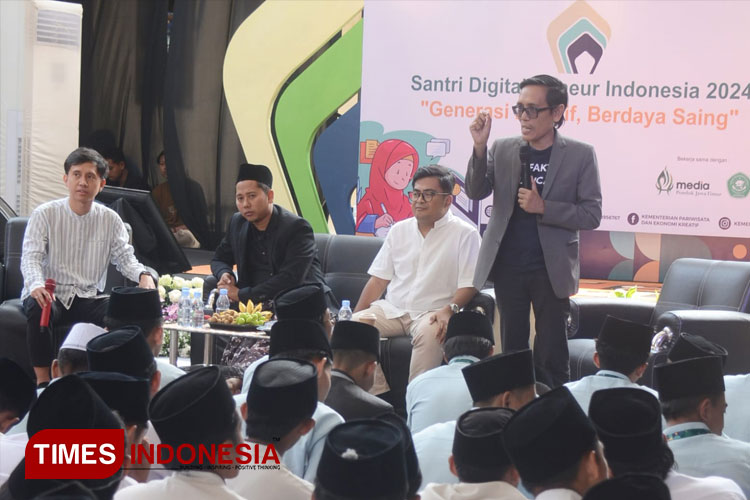 Pimpinan Redaksi TIMES Indonesia, Yatimul Ainun, dalam sesi talkshow Santri DigitalPreneur Indonesia Kemenparekraf, yang diikuti para santri di Ponpes Sunan Kalijogo Jabung, Kabupaten Malang, Ahad (28/7/2024). (FOTO: Hendra Aditya/TIMES Indonesia)