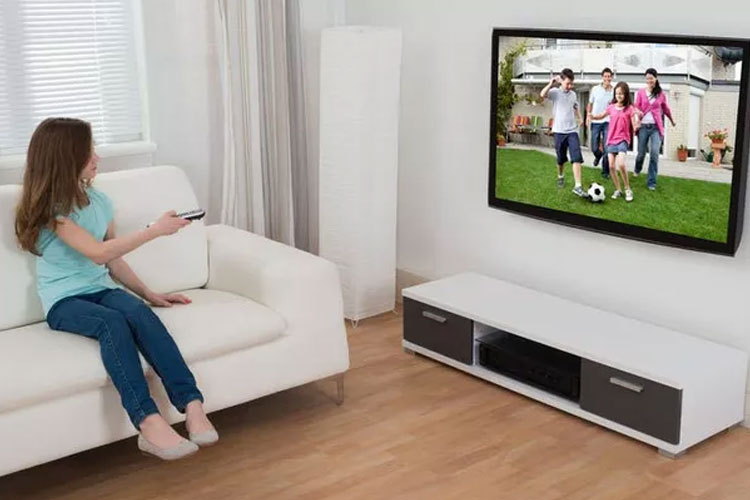 Ilustrasi - Anak Menonton Televisi (FOTO: Hello Sehat)