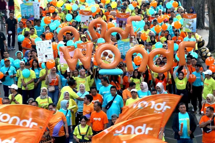 Kegiatan wondrPARADE di Car Free Day (CFD) Surabaya, Minggu (28/7/2024). (FOTO: Dok. BNI)