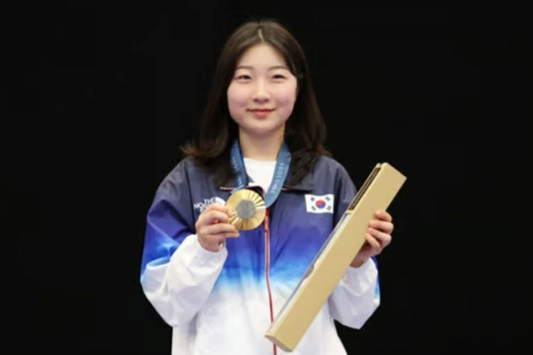 Ban Hyo-jin dari Korea Selatan berpose dengan medali emasnya dari nomor 10 meter senapan angin putri di Olimpiade Paris di Chateauroux Shooting Centre di Chateauroux, Prancis, 29 Juli 2024. (FOTO: Getty Image)