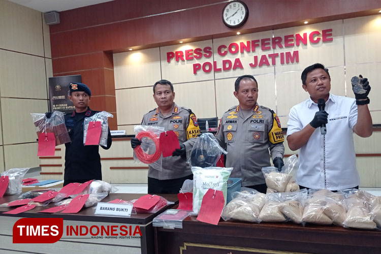 Barang bukti bahan peledak yang diamankan Ditpolairud Polda Jatim. (FOTO: Hamida/TIMES Indonesia)