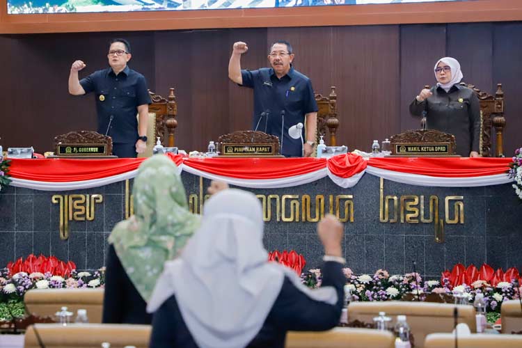Paripurna Rancangan Peraturan Daerah (Raperda) tentang Perubahan Anggaran Pendapatan Belanja Daerah (P-APBD) Tahun 2024 di Gedung DPRD Jatim, Senin (29/7/2024). (Foto: Dok.Humas Pemprov Jatim)