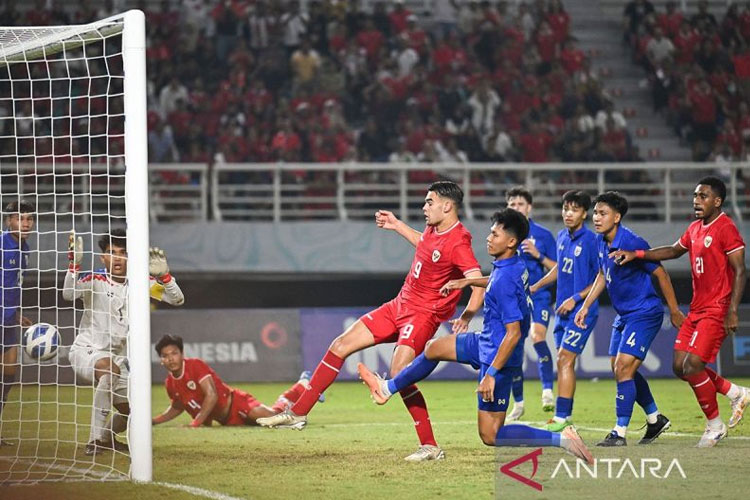Pesepak bola Timnas Indonesia Jens Raven (tengah) membobol gawang Timnas Thailand dalam pertandingan final Piala ASEAN U-19 Boys Championship atau AFF U-19 di Stadion Gelora Bung Tomo, Surabaya, Jawa Timur, Senin (29/7/2024). (FOTO: ANTARA FOTO/Sigid