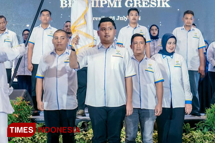 Ketua HIPMI Gresik Nur Rakhmad Yani (Tengah) saat pengukuhan pengurus periode 2024-2027 (Foto: Diskominfo Gresik for TIMES Indonesia).