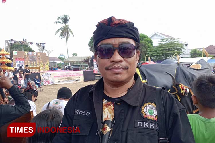 Ketua Dewan Kesenian Kabupaten Malang, Ki Suroso, Ki Suroso, dalam acara festival bantengan lereng Kawi, di lapangan Krapyak, Panggungrejo, Kepanjen, Senin (29/7/2024). (Foto Amin/TIMES Indonesia)