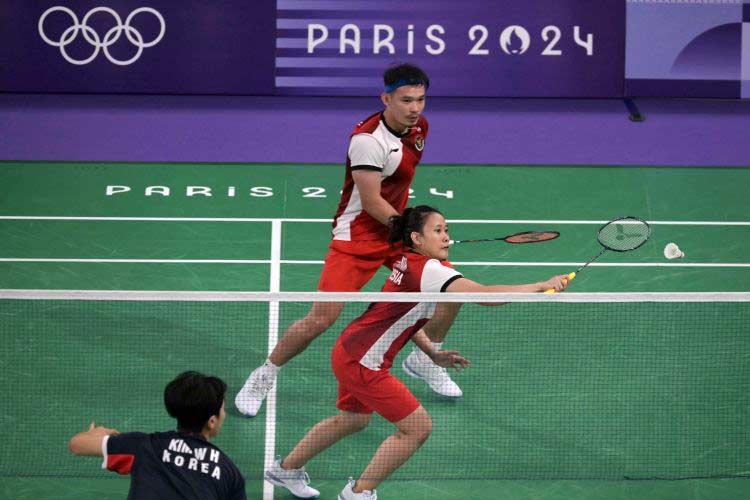 Pebulu tangkis ganda campuran Indonesia Pitha Haningtyas Mentari mengembalikan bola pada pertandingan fase grup Olimpiade Paris 2024 saat melawan ganda Korea Selatan di Porte de la Chapelle Arena, Paris, 27 Juli 2024. (Foto: AFP/ARUN SANKAR)