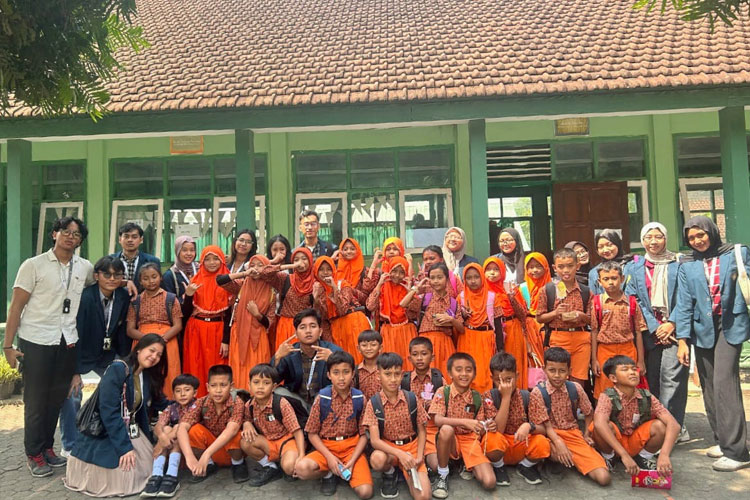 Mahasiswa Membangun Desa Universitas Brawijaya (MMD UB) kelompok 20 bersama siswa SDN 2 Ardimulyo, Kabupaten Malang, Senin (29/07/2024).