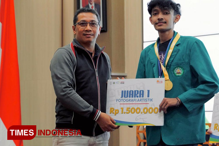 Muhammad Fadhil Alfan Hermansyah meraih Juara 1 lomba Fotografi Artistik Pekan Seni Mahasiswa Daerah (Peksimida) Jawa Timur