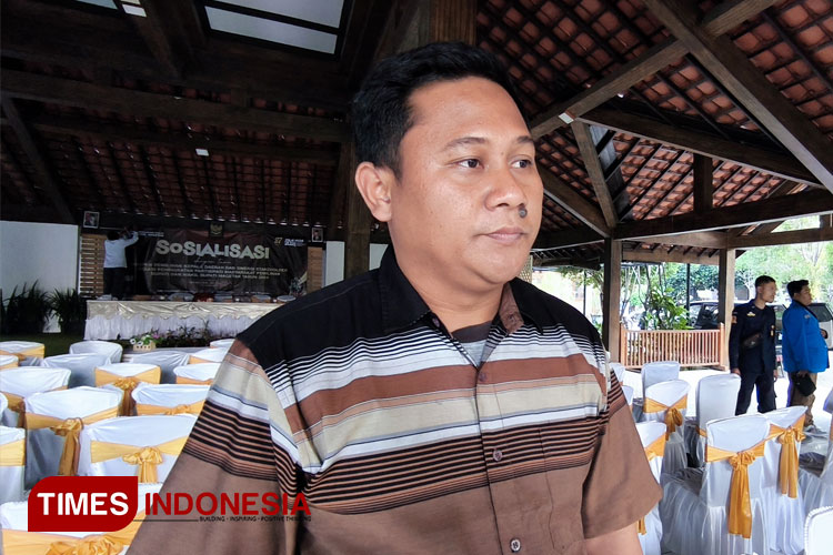 Ketua KPU Magetan, Noviano Suyide saat diwawancarai TIMES Indonesia. (FOTO: Aditya Candra/TIMES Indonesia)