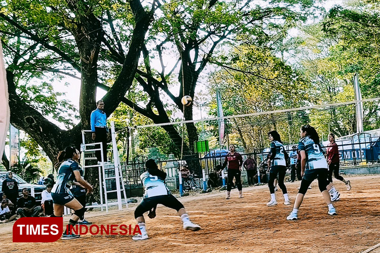PBVSI Ponorogo Gelar Kejurkab Voli Junior U-19 di lapangan Dispora. (FOTO: Marhaban/TIMES Indonesia)