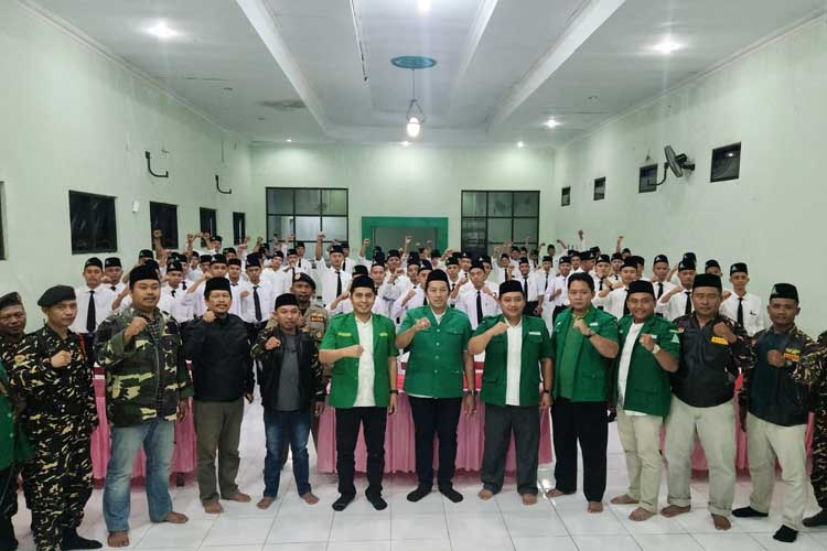 Ketua Umum PP GP Ansor, H Addin Jauharudin, saat memberikan motivasi kepada peserta program magang ke Jepang. (Foto: dok for TIMES Indonesia)