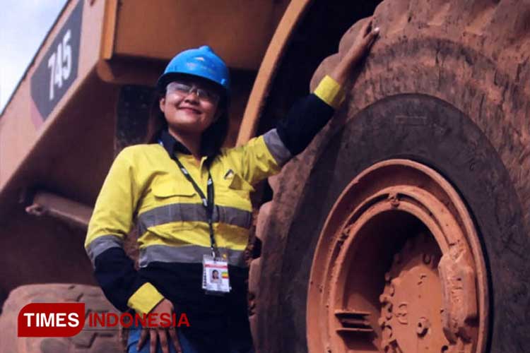 Operator kendaraan berat di tambang emas PT Bumi Suksesindo (PT BSI). (Foto: Dokumentasi TIMES Indonesia)