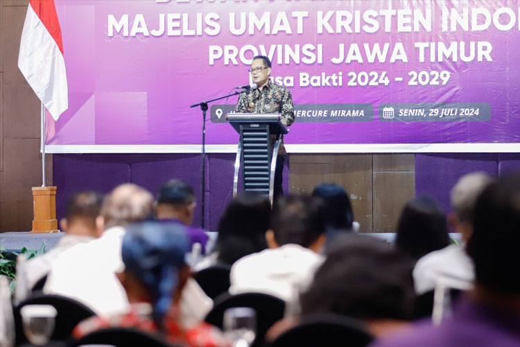 Pj Gubernur Adhy saat membuka acara Pelantikan Pengurus Dewan Pimpinan Wilayah (DPW) MUKI Jatim periode 2024-2029 di Mercure Surabaya Grand Mirama, Senin (29/7/2024). (FOTO: Dok.Humas Pemprov Jatim)