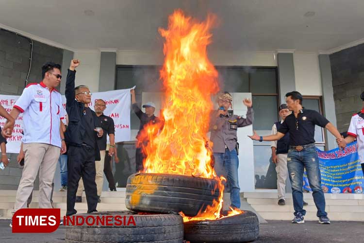 Sejumlah massa aksi membakar beberapa ban di depan pintu masuk Kantor KCD Pendidikan Wilayah XII Tasikmalaya, Senin (29/7/2029). (FOTO: Harniwan Obech/TIMES Indonesia)