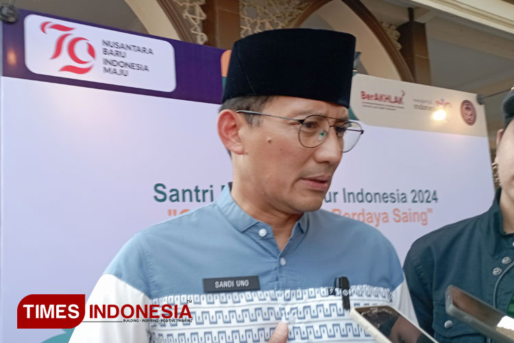 Menteri Pariwisata dan Ekonomi Kreatif, Sandiaga S Uno, di sela kunjungannya di Ponpes Sunan Kalijogo Jabung, Kabupaten Malang, Minggu (28/7/2024). (Foto: Amin/TIMES Indonesia) 