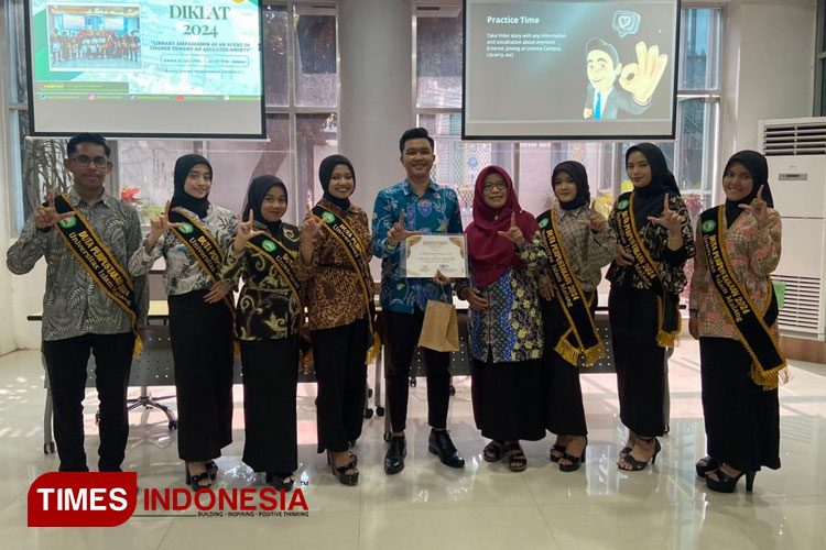 Duta Perpustakaan Unisma Malang tahun 2024 bersama narasumber diklat, Al Habib Ramadhani, S.Pd