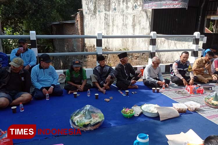 Warga Dusun Klandungan bersama pemerintah Desa Landungsari, Dau, Kabupaten Malang, saat melakukan tasyakuran difungsikannya jembatan Klandungan di atas jembatan tersebut, usai rampung dibangun lebih cepat dari perencanaan, Senin (29/7/2024).