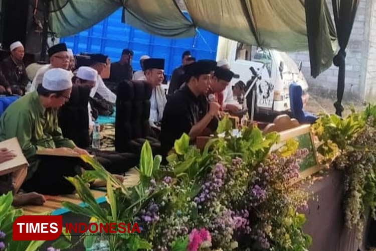 Gus Kautsar, saat mengisi pengajian Tafsir Jalalain dan Syarah Al Hikam, di Desa Krebet Senggrong, Bululawang, Kabupaten Malang. (Foto: Hainor/TIMES Indonesia).